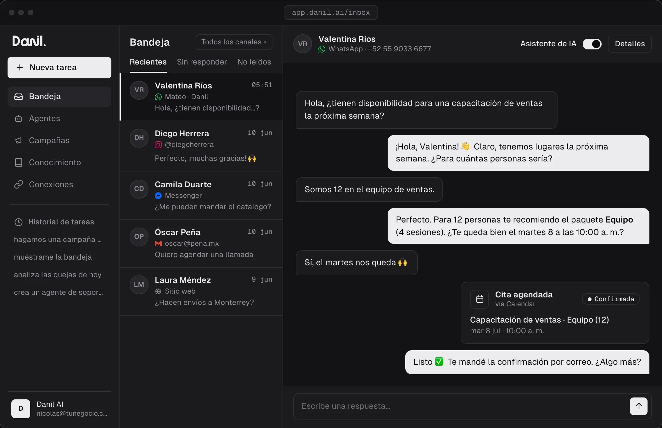 La bandeja de Danil Agents: conversaciones de WhatsApp, Instagram, Messenger, correo y el sitio web, y un agente que agenda una cita.