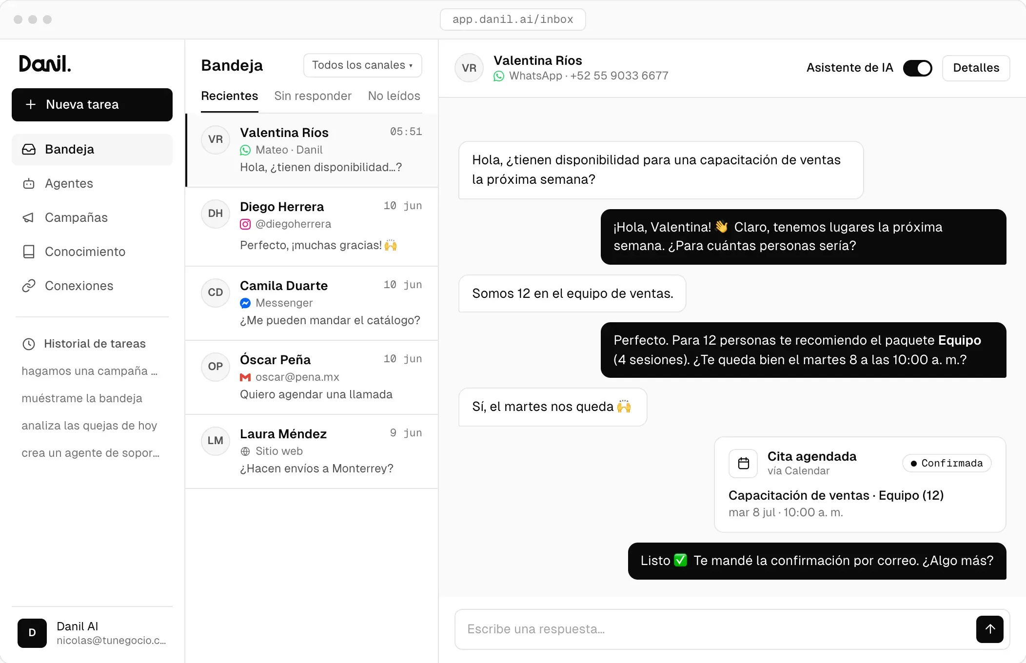 La bandeja de Danil Agents: conversaciones de WhatsApp, Instagram, Messenger, correo y el sitio web, y un agente que agenda una cita.